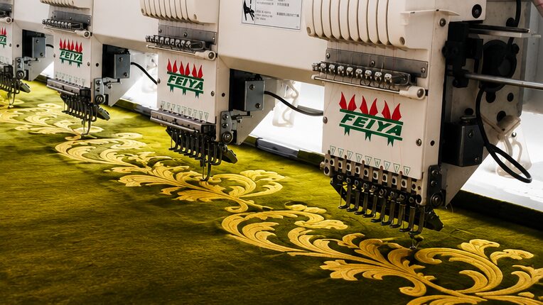 Écusson brodé personnalisé en gros plan — guide des prix par Alias Broderie
