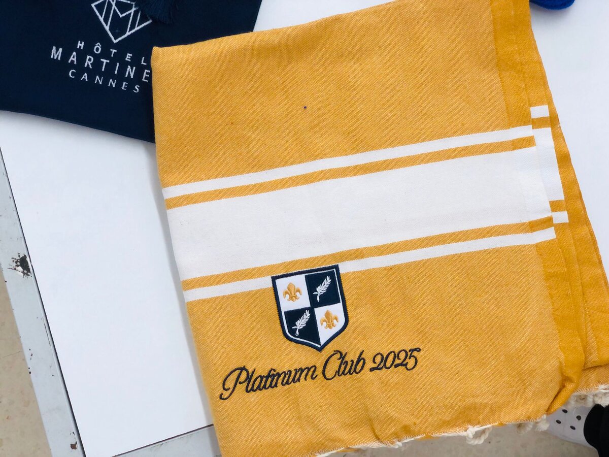 Foulard brodé Platinum Club 2025, broderie événementielle par Alias Broderie