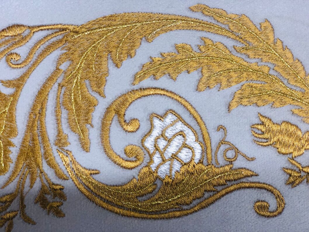 Broderie or motif baroque, relief fil métallique