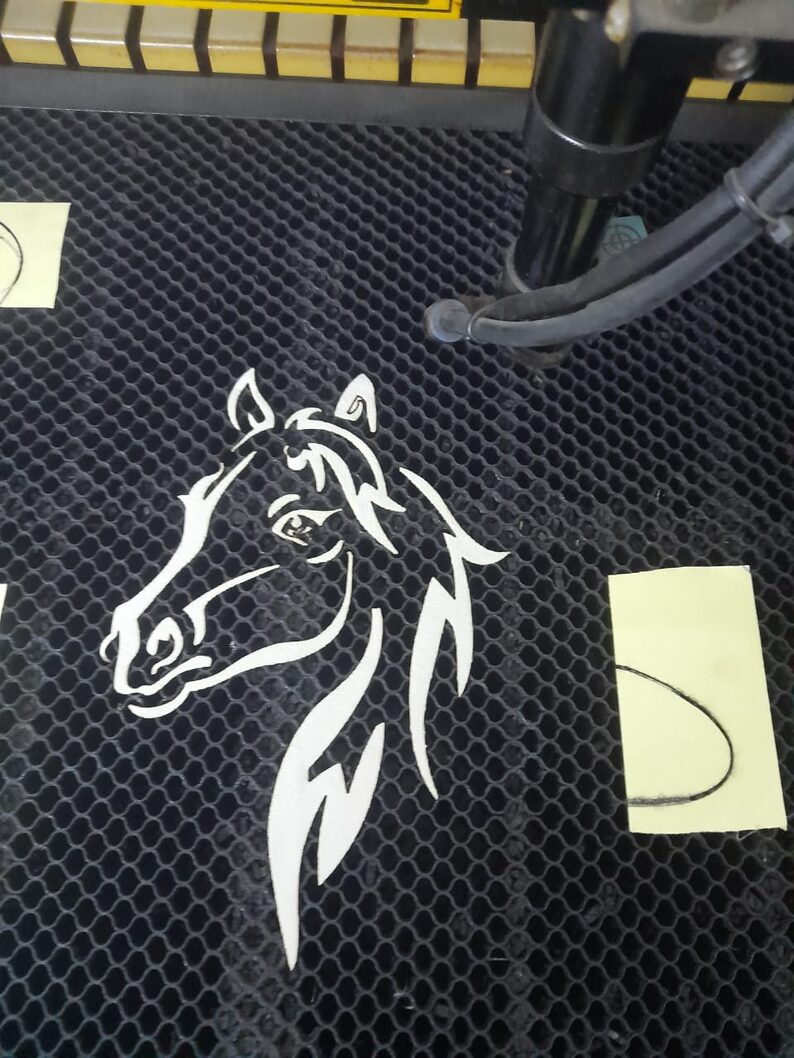 Écusson cheval, découpe laser sur feutre